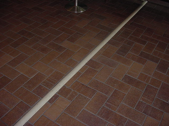 通路のコードカバー