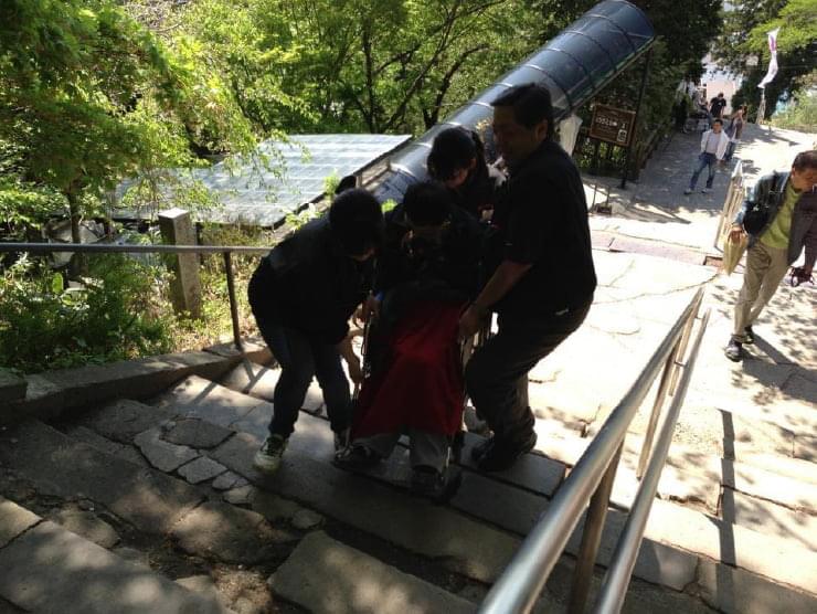 飯盛山にて車椅子の方の階段の昇り降りをお手伝い